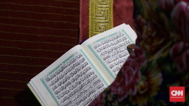 Aminah (63), warga Pasar Baru, beritikaf di Masjid Istiqlal, Jakarta Pusat, Selasa (12/6).