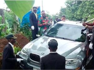 Pria Ini Kubur Mendiang Ayahnya Bersama Mobil BMW