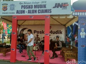 Band Polisi Hibur Pemudik di Rest Area Alun-alun Ciamis