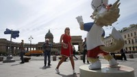 Maskot Piala Dunia 2018, Zabivaka, terpajang di depan Katedral Kazan di pusat kota Saint Petersburg. Foto: Anton Vaganov/Reuters