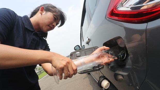 Setelah dikuras, tangki BBM diisi 1 liter bensin