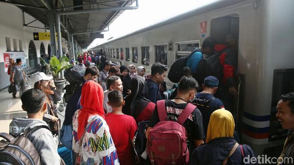 143.465 Pemudik Berangkat dari Stasiun Pasar Senen
