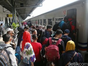143.465 Pemudik Berangkat dari Stasiun Pasar Senen