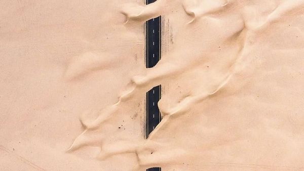 Apa Jadinya Kalau Jalan Tol Dibangun di Tengah Padang Pasir?