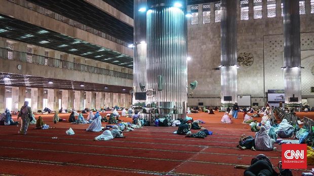 Suasana iktikaf pada siang hari di Masjid Istiqlal, Jakarta, Selasa (12/6).