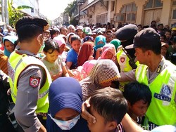 Ribuan Orang Rela Antre Panjang Demi Rp 40 Ribu di Surabaya