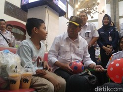 Duet Apik Menhub dan Penumpang di Dermaga Kali Adem