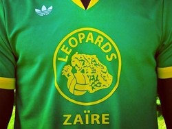 Zaire (kini Republik Demokratik Kongo) menjadi negara Afrika Sub Sahara pertama yang lolos ke Piala Dunia, tepatnya di 1974. Meski kiprah mereka di turnamen itu meninggalkan kisah buruk, namun seragam mereka kala itu menyisakan kesan positif. (Foto: Internet)