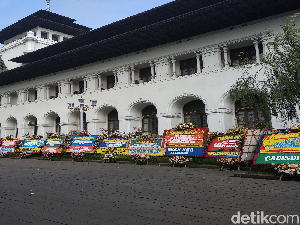 Karangan Bunga untuk Gubernur Aher Banjiri Gedung Sate