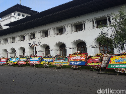 Karangan Bunga untuk Gubernur Aher Banjiri Gedung Sate