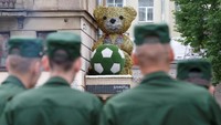 Sebuah restoran di Saint Petersburg dihias sedemikian rupa demi menyemarakkan Piala Dunia 2018. Foto: Anton Vaganov/Reuters