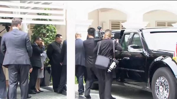 Foto: Saat Trump Pamerkan The Beast ke Kim Jong-Un