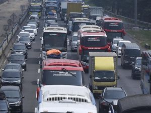 Gardu Transaksi Gangguan, Lalin Tol Cijago Arah Desari Macet Gardu Transaksi Gangguan, Lalin Tol Cijago Arah Desari Macet