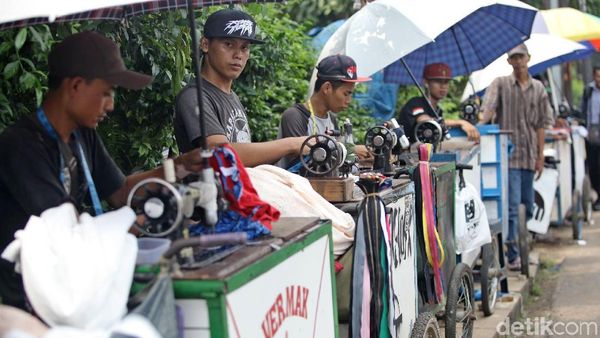 H-3 Lebaran, Penjahit di Lenteng Agung Masih Terima Order