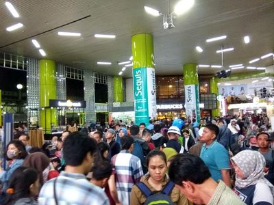 Foto: Suasana di Stasiun Gambir Malam Ini