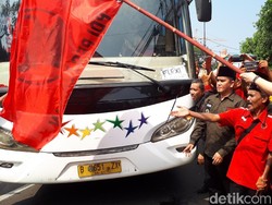 Pakai Kaus Asian Games, Puan Lepas Pemudik Gratis PDIP