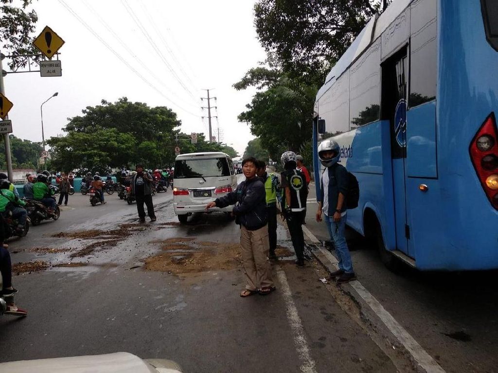 Bus TransJakarta yang Alami Oli Bocor Berhenti Operasi Bus TransJakarta yang Alami Oli Bocor Berhenti Operasi