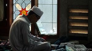 Warga Bekasi Itikaf Berburu Malam Seribu Bulan
