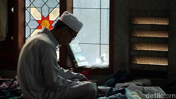 Warga Bekasi Itikaf Berburu Malam Seribu Bulan