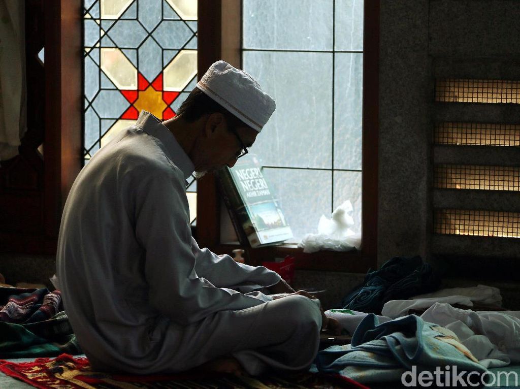 Itikaf 10 Malam Terakhir Ramadhan, Ini Tips Agar Tak Mudah Mengantuk