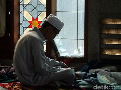 Warga Bekasi Itikaf Berburu Malam Seribu Bulan