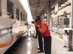 Porter-Pegawai di Stasiun Senen Lakukan Ini Tiap Kereta Berangkat