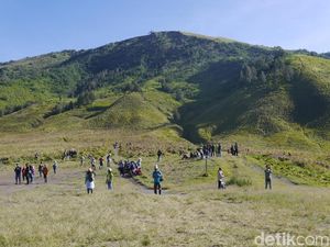 Foto: Bukit Favorit Turis di Bromo