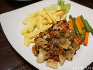 PAUSE: Chicken Steak Sambal Matah dan Nasi Bakar Pedas Mantap di Sini!