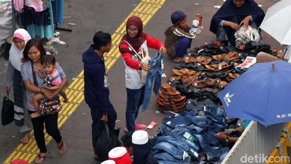Jelang Lebaran, PKL Kuasai Trotoar Pasar Tanah Abang