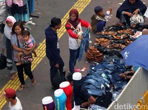 Jelang Lebaran, PKL Kuasai Trotoar Pasar Tanah Abang