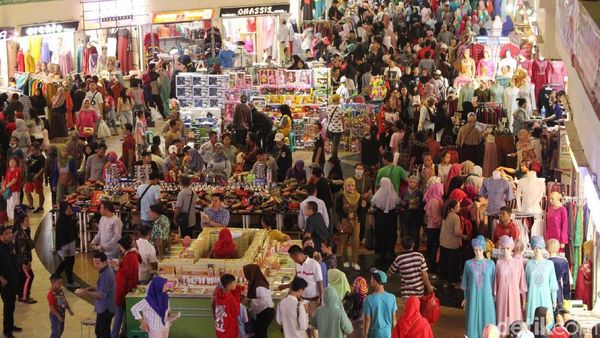 Jelang Lebaran Pasar Tanah Abang Diserbu Pembeli