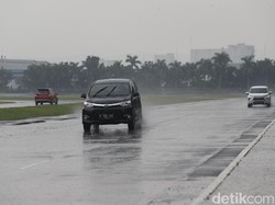 Bukan Hanya Kondisi Ban, Ingat Aturan 3 Detik Agar Menyetir Lebih Aman Saat Hujan