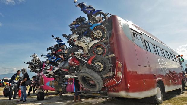 Sepeda motor pemudik diangkut menggunakan bus di Palu, Sulawesi Tengah, Senin (11/6).