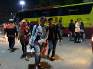 Lonjakan Pemudik ke Sumatera Mulai Terjadi di Terminal Merak Lonjakan Pemudik ke Sumatera Mulai Terjadi di Terminal Merak