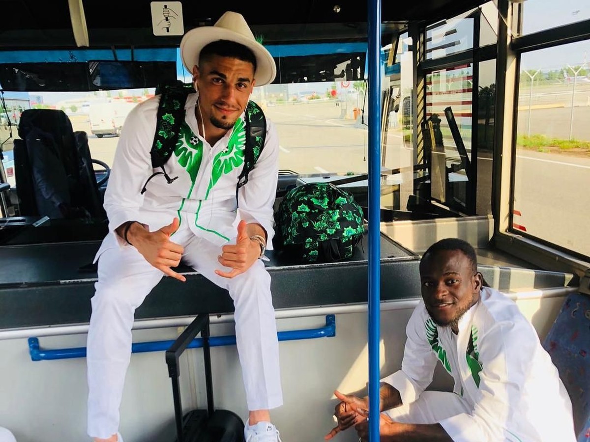 Timnas Nigeria tampil dengan setelan berkelas jelang berangkat ke Rusia untuk Piala Dunia 2018 (Instagram @victormoses)