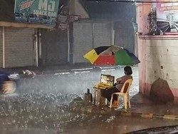 Foto Viral Wanita Jualan di Tengah Hujan Deras Ini Bikin Netizen Nangis