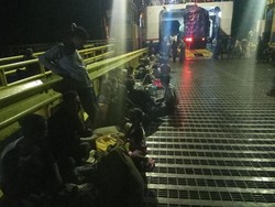 Air Laut Surut, Pemudik Telantar di Dermaga Bajoe Bone