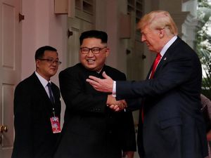 Hangatnya Pertemuan Trump-Kim, Tepukan di Punggung dan Sentuhan Hangatnya Pertemuan Trump-Kim, Tepukan di Punggung dan Sentuhan