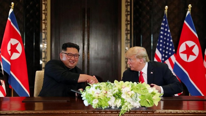 Cerita Seru Pertemuan Bersejarah Trump dan Kim Jong-Un Cerita Seru Pertemuan Bersejarah Trump dan Kim Jong-Un