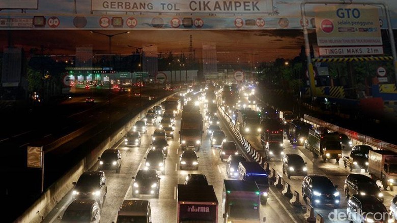 Puncak Arus Balik, Tol Cikampek Arah Djakarta Padat Merayap Puncak Arus Balik, Tol Cikampek Arah Djakarta Padat Merayap