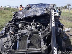 Pecah Ban, Mobil Pemudik asal Mataram Terguling di Tol Madiun