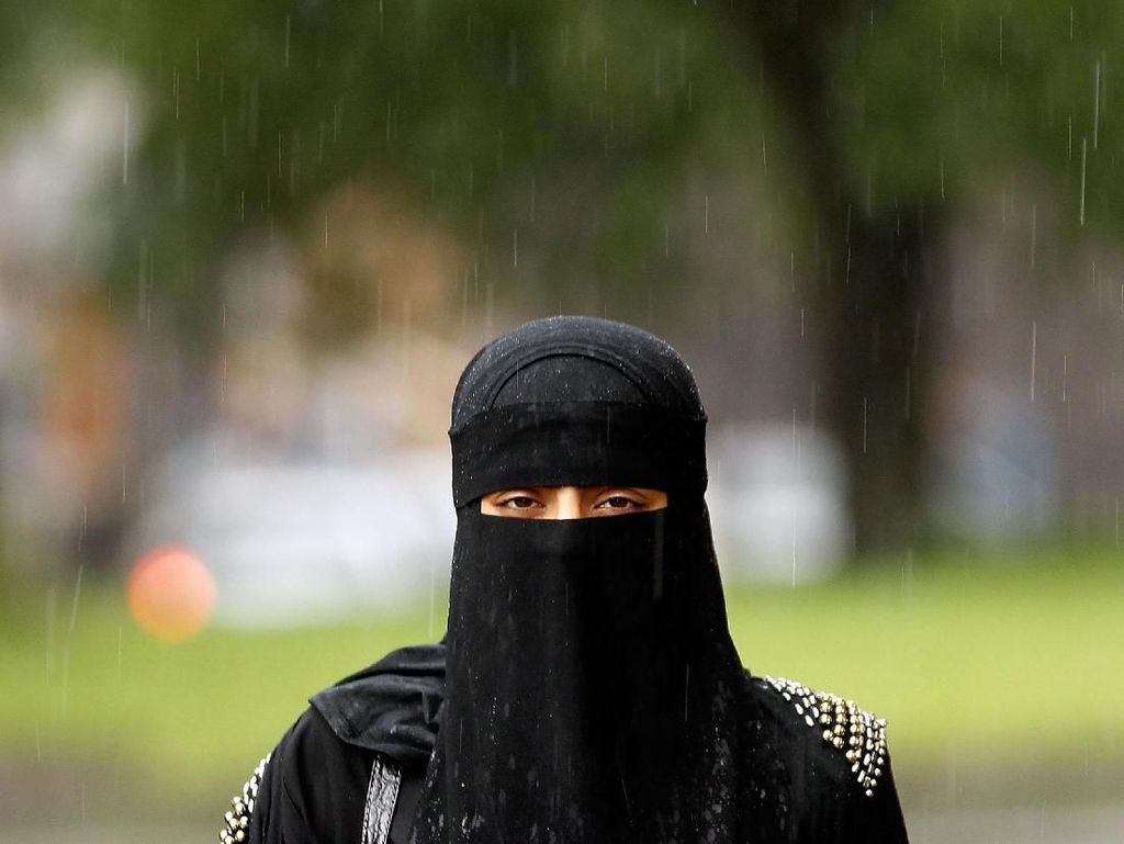 Denmark Resmi Larang Warganya Pakai Cadar dan Burqa Denmark Resmi Larang Warganya Pakai Cadar dan Burqa