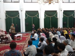 Aher Pamitan ke Petugas Keamanan dan Kebersihan Gedung Sate