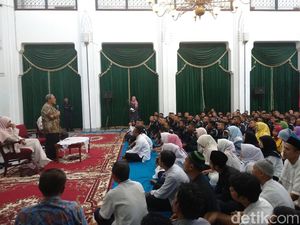 Aher Pamitan ke Petugas Keamanan dan Kebersihan Gedung Sate Aher Pamitan ke Petugas Keamanan dan Kebersihan Gedung Sate