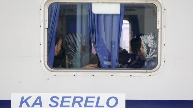 Pemudik kereta api berada di dalam gerbong kereta api Serello tujuan Palembang-Lubuklinggau di stasiun Kertapati, Palembang, Sumatra Selatan, Senin (11/6). Selama masa angkutan lebaran 2018 PT KAI Divre III secara total menyiapkan 59.444 tempat duduk, dengan jumlah per hari sebanyak 2.702 tempat duduk. ANTARA FOTO/Nova Wahyudi/aww/18.