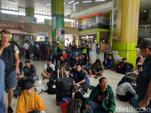 Padat, Pemudik di Stasiun Gambir Tunggu KA Sampai Lesehan