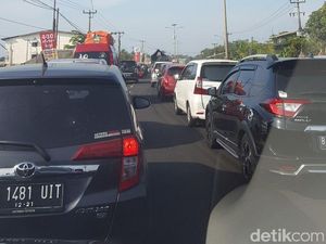 Cerita Defi Tempuh Bekasi-Subang 8,5 Jam Lewat Pantura Cerita Defi Tempuh Bekasi-Subang 8,5 Jam Lewat Pantura