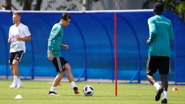 Selain fan dan media, di Jerman Mesut Oezil juga mendapat kritik dari politisi di negara tersebut.