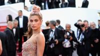 Evolusi Gaya Hailey Baldwin, dari Pakai bandana Hingga Gaun Seksi