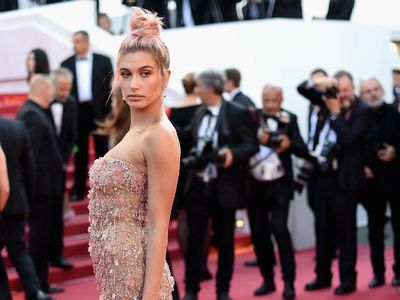 Evolusi Gaya Hailey Baldwin, dari Pakai bandana Hingga Gaun Seksi